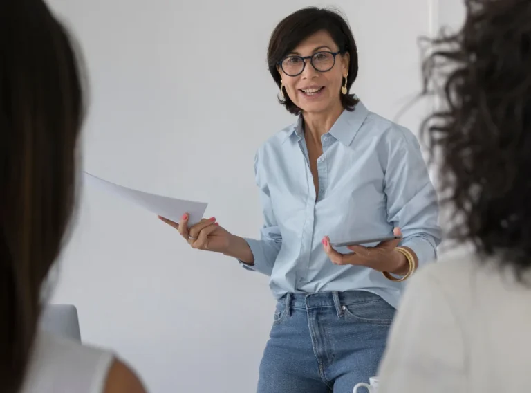 Directora creativa fent xerrada sobre campanyes exitoses.